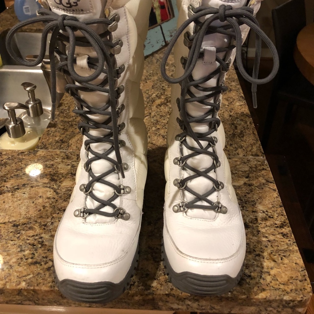 Ugh white Kintla snow boots size 8